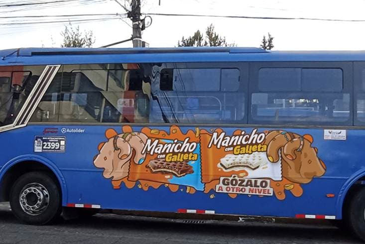 Publicidad en bus sobre Manicho