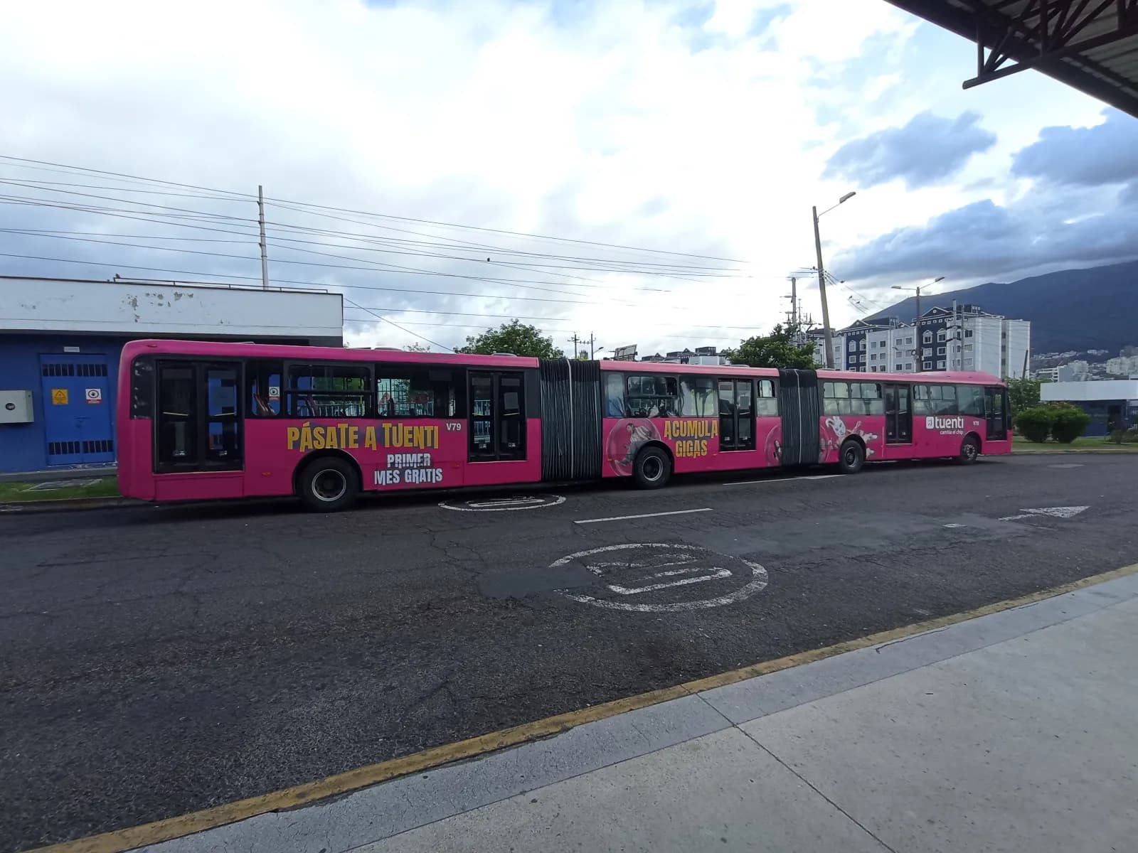 Autobús publicitario con campaña móvil