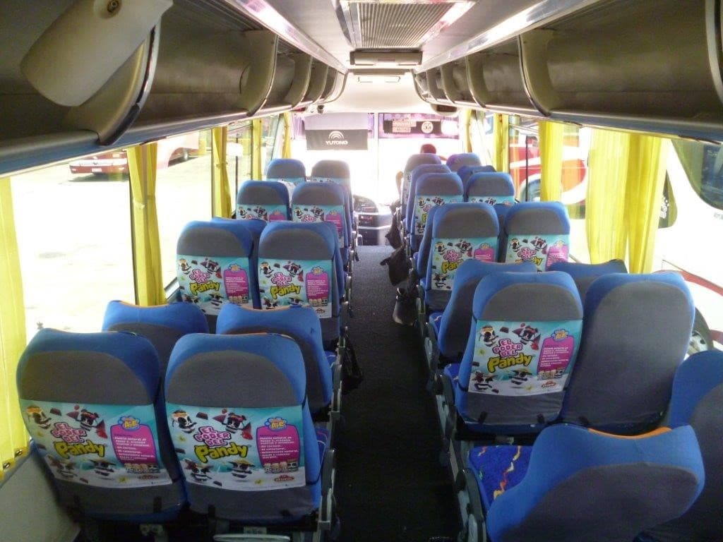 Publicidad en interior de buses en asientos