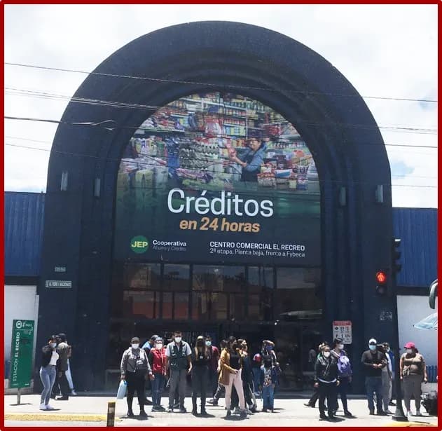 Publicidad exterior en entrada de centro comercial