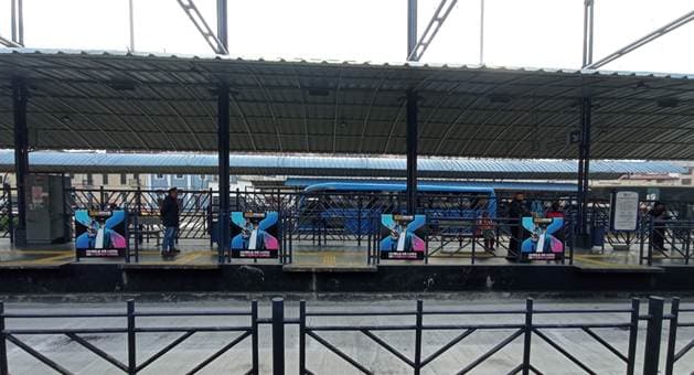 Publicidad en estaciones y/o paradas de buses y trenes