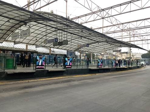 Publicidad en estaciones y/o paradas de buses y trenes
