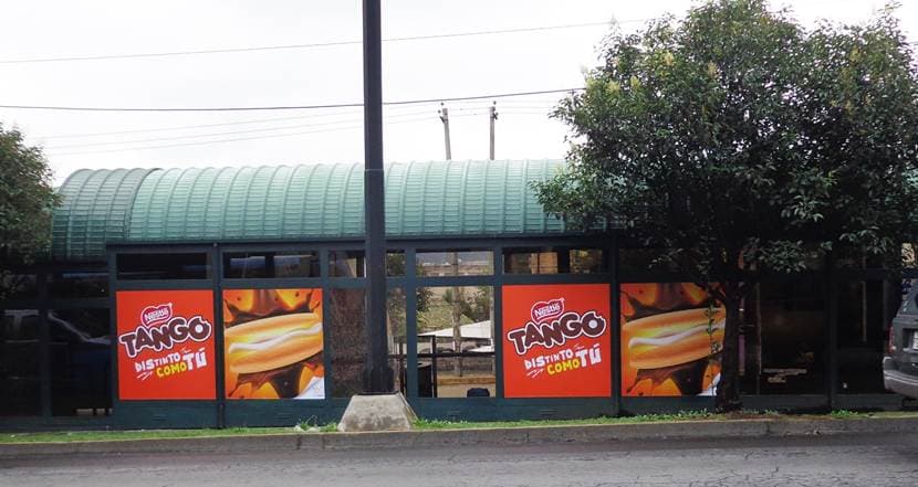 Publicidad en estaciones y/o paradas de buses y trenes