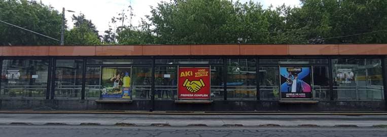 Publicidad en estaciones y/o paradas de buses y trenes