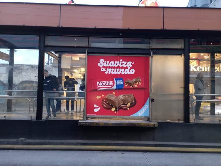 Publicidad en estaciones y/o paradas de buses y trenes