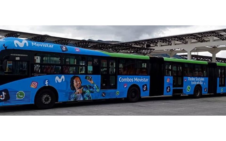 Anuncio de Movistar en bus articulado