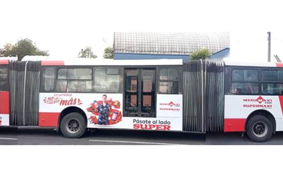 Publicidad exterior de bus sobre Supermaxi