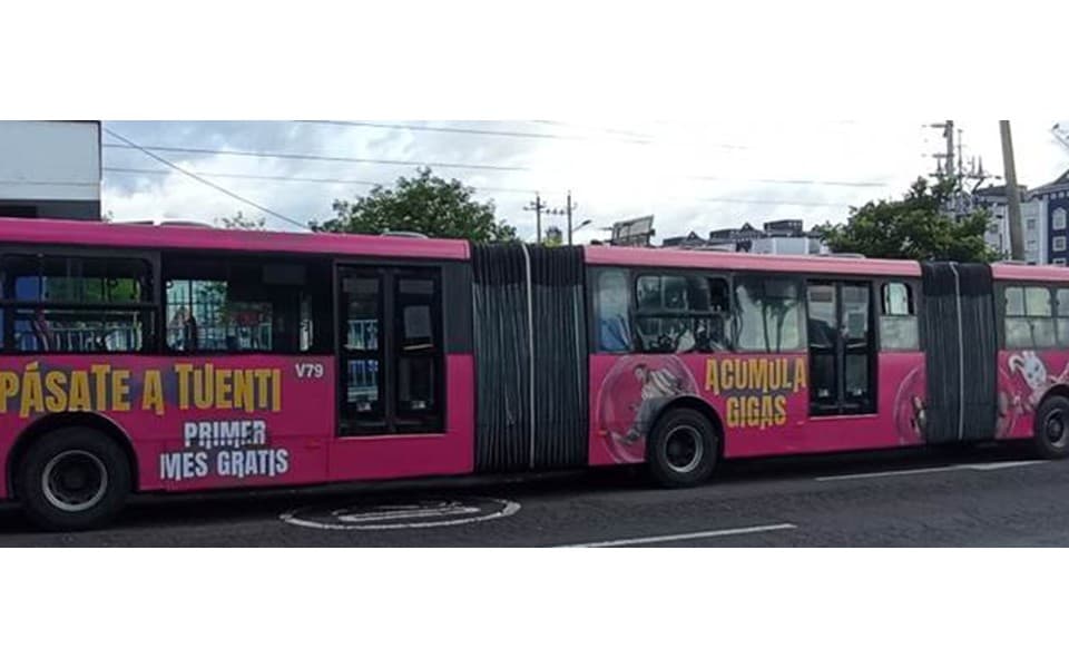 Publicidad exterior de bus sobre Tuenti