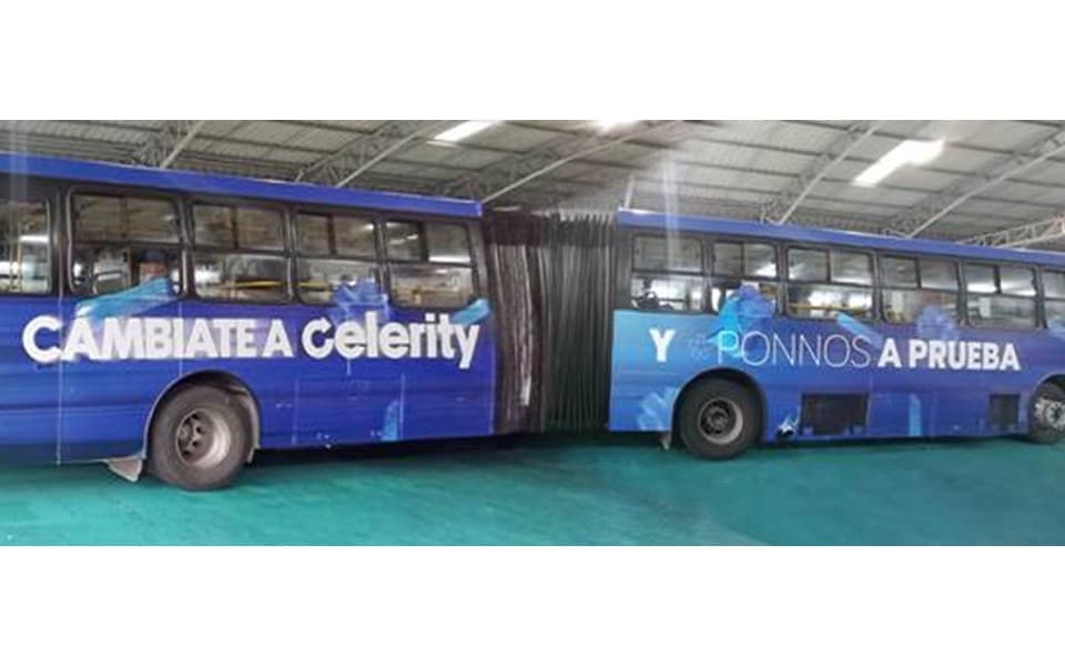 Anuncio de Celerity en bus di articulado
