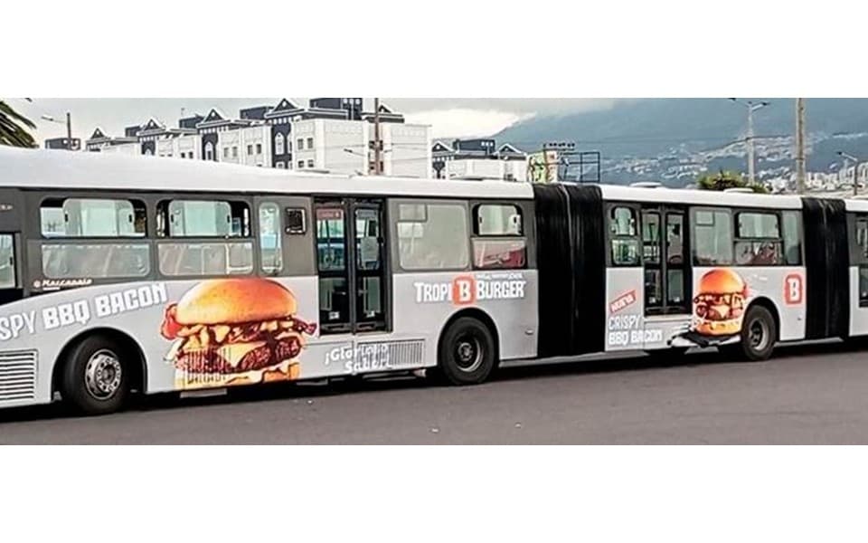 Publicidad en metrovía di articulado sobre Tropiburger