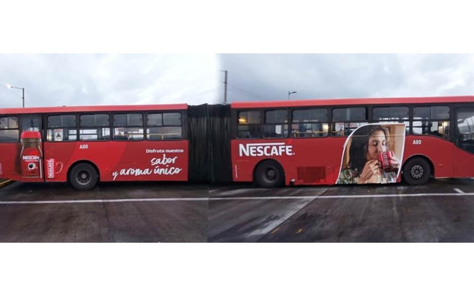Publicidad en metrovía sobre Nescafé
