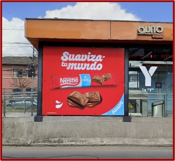 Publicidad de chocolate Nestlé en estación de transporte público