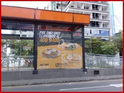 Anuncio de desayunos en parada de transporte urbano en Quito, gestionado por Fénix Publicidad Móvil.