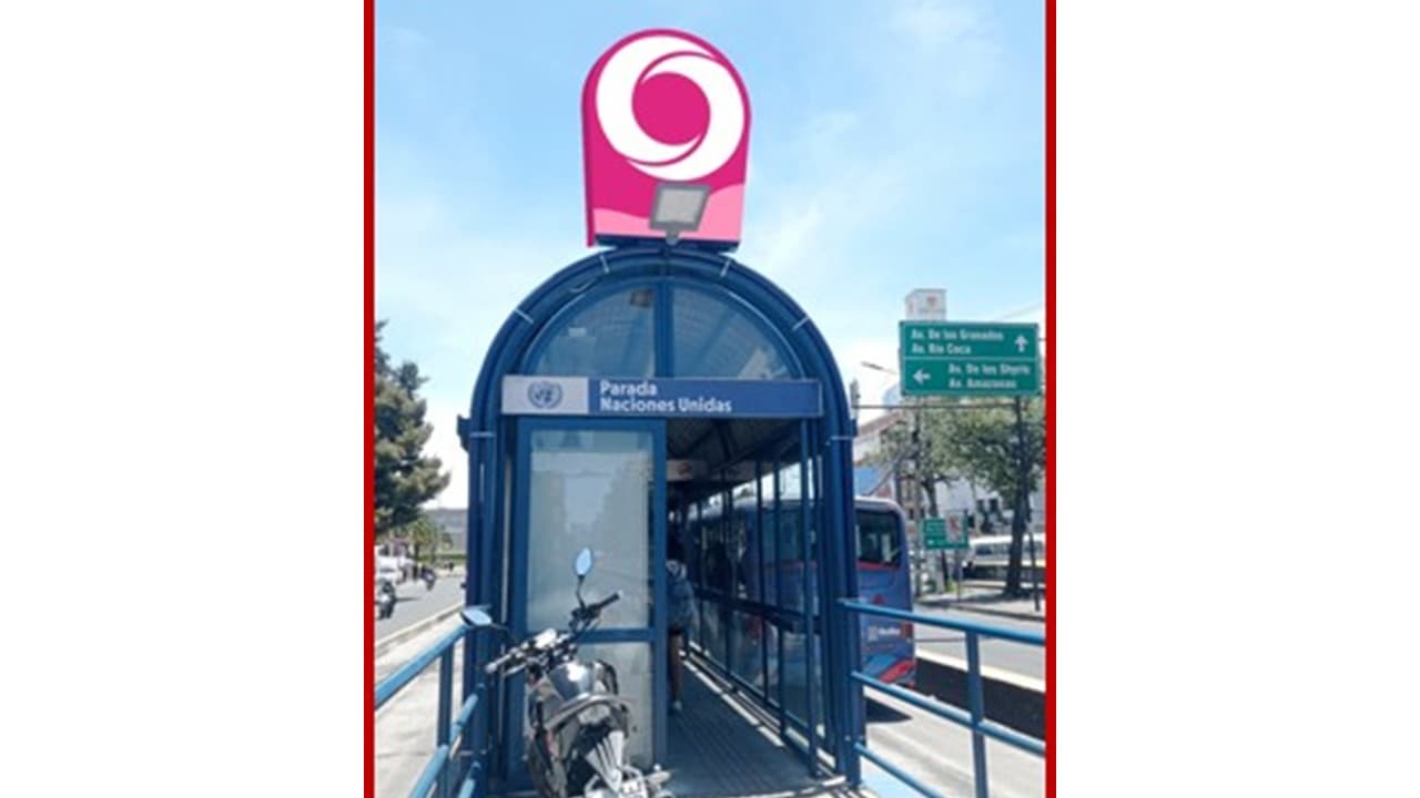 Entrada a estación de transporte público con señalética de marca