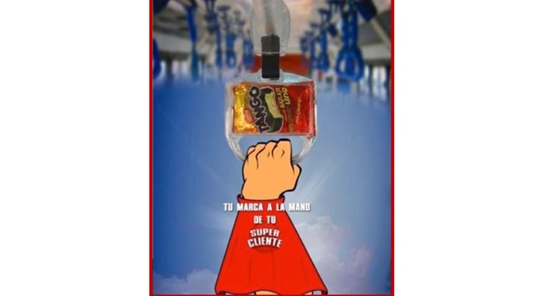 Publicidad en agarradera de bus con producto Tango