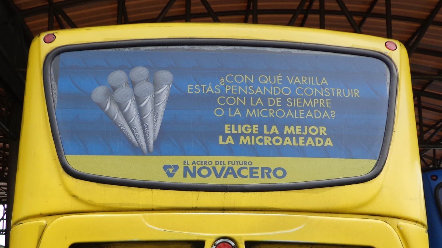 Anuncio trasero de bus con campaña de seguridad industrial de Novacero