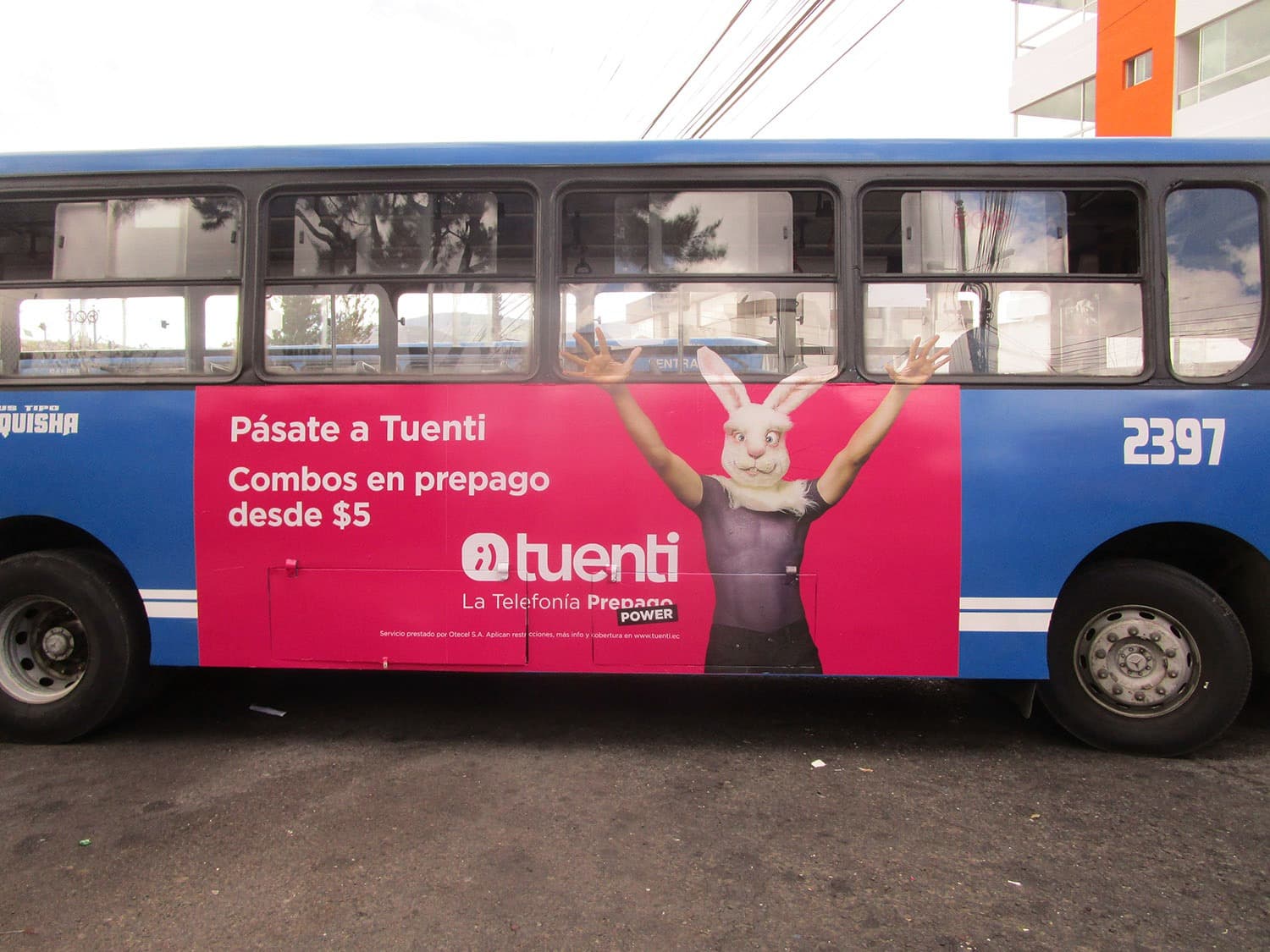 Publicidad de Tuenti en lateral de bus urbano