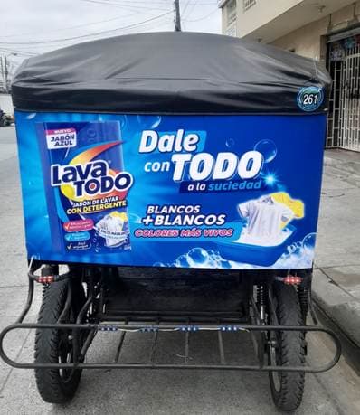 Anuncio de Movistar en bus articulado