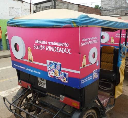 Publicidad exterior de bus sobre Supermaxi